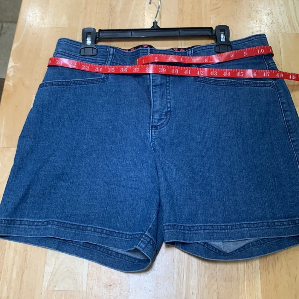 NWOT Lee sinuous soft size 14 medium tummy control waist denim shorts. - Picture 10 of 12